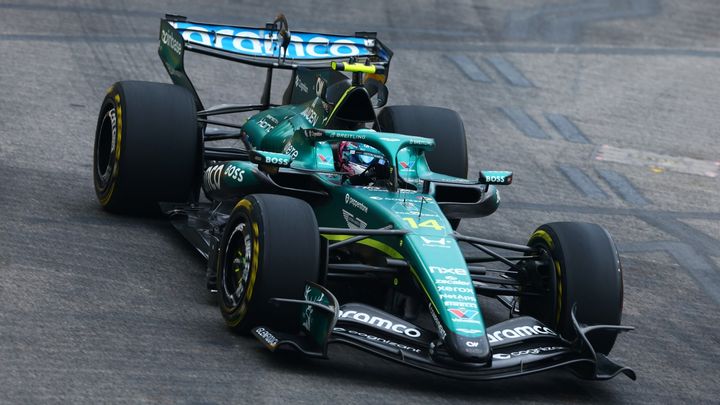 Fernando Alonso conduce un Aston Martin AMR26 de F1 en el circuito de Singapur.