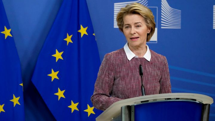 Ursula von der Leyen comparece en una rueda de prensa ante un atril y con la bandera de la UE a su espalda.