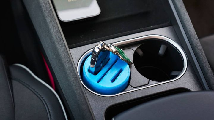 Accesorio imprimible en 3D para colocar en el espacio posavasos del vehículo.