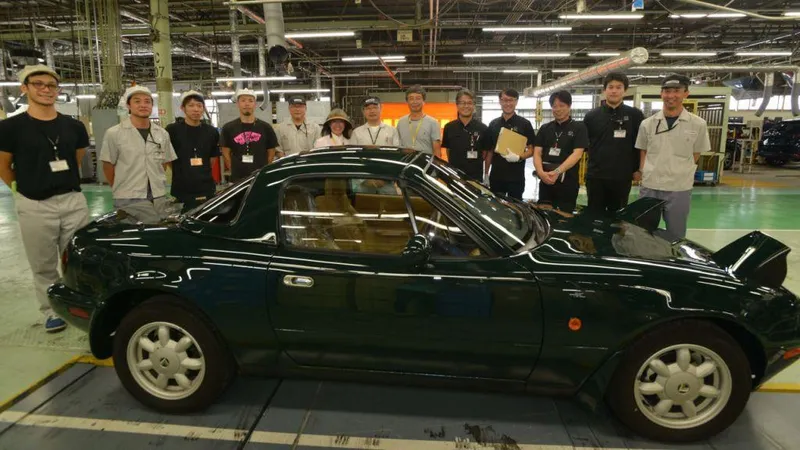Mazda puede restaurar tu MX-5 NA y dejarlo como nuevo por 37.000 euros  Pero sólo en Japón