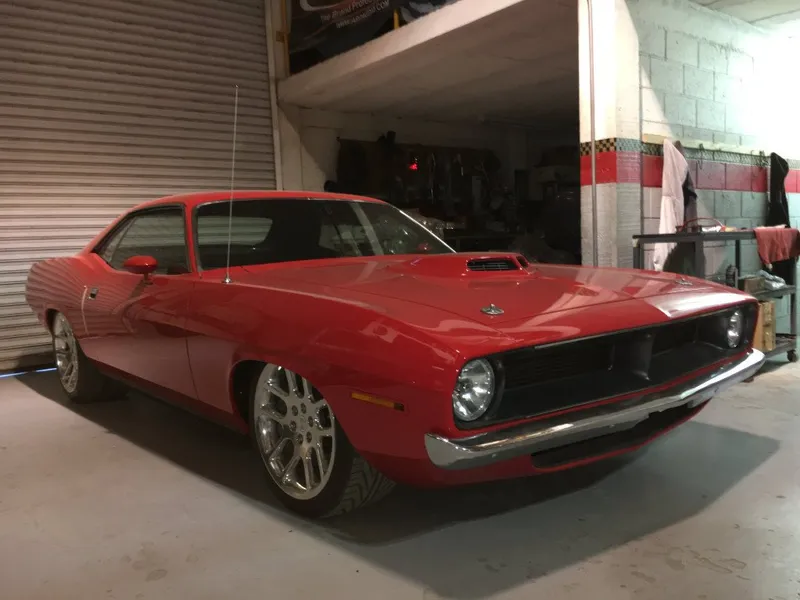 Este Plymouth 'Cuda esconde el chasis y el V10 de 720 CV de un Dodge Viper