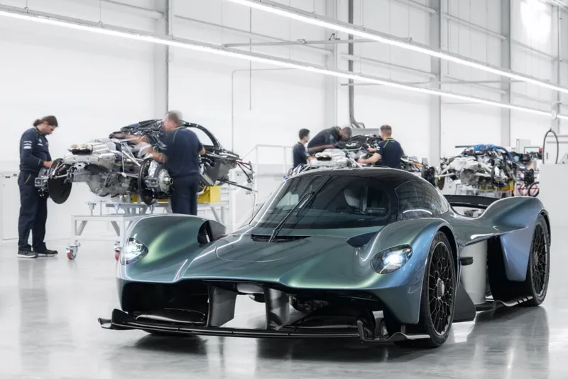 Aston Martin también se rinde a la electrificación: todos sus