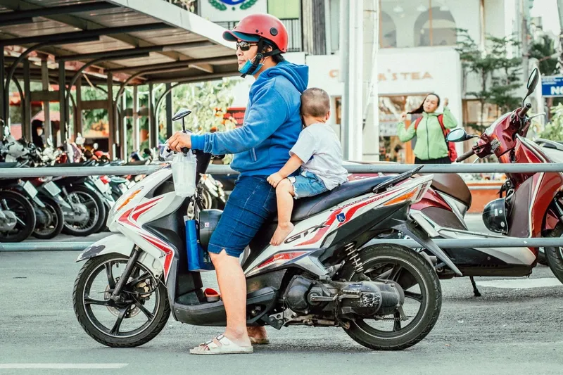 Llevar A Un Niño En La Moto: Cuál Es La Edad Mínima Para Poder Hacerlo