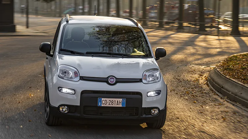 https://cdn-images.motor.es/image/m/800w.webp/fotos-noticias/2023/12/oferta-fiat-panda-hybrid-urban-202399466-1703936593_1.jpg