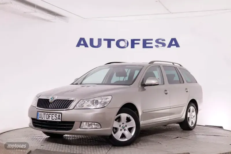 Skoda Octavia 1.6 TDI COMBI 105CV 5P # NAVY, PARKTRONIC - Imagen 1