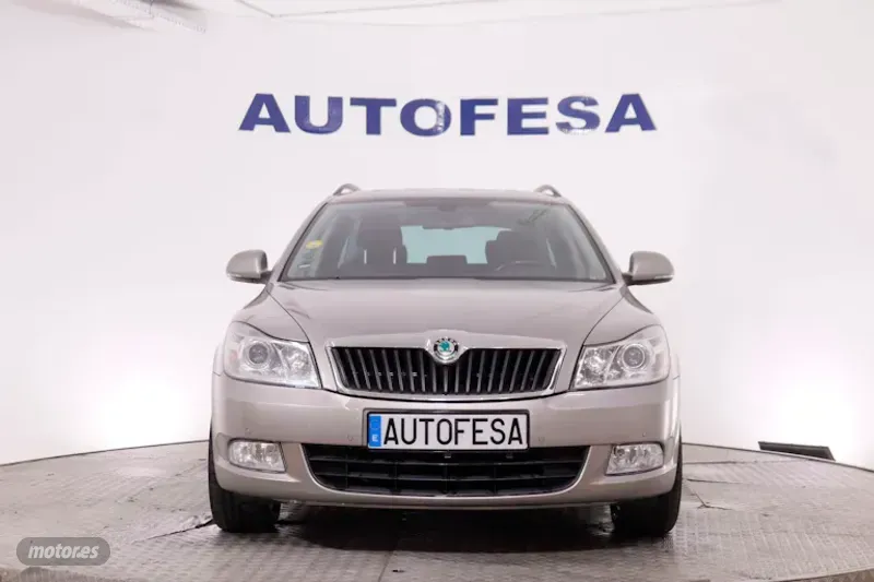 Skoda Octavia 1.6 TDI COMBI 105CV 5P # NAVY, PARKTRONIC - Imagen 2
