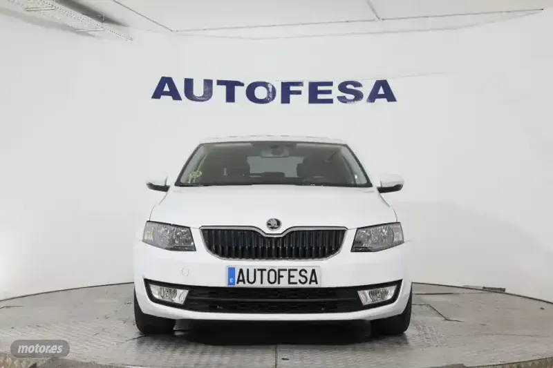 Skoda Octavia 1.6 TDI DSG AMBITION 105CV 5P # CAMARA TRASERA - Imagen 2