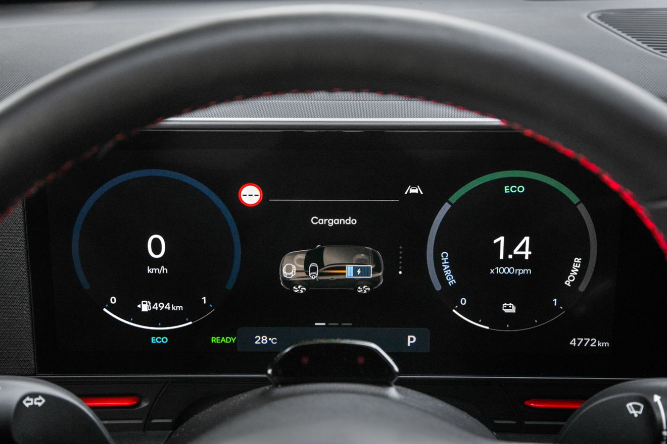Detalle del cuadro de instrumentos digital del Hyundai KONA HEV.