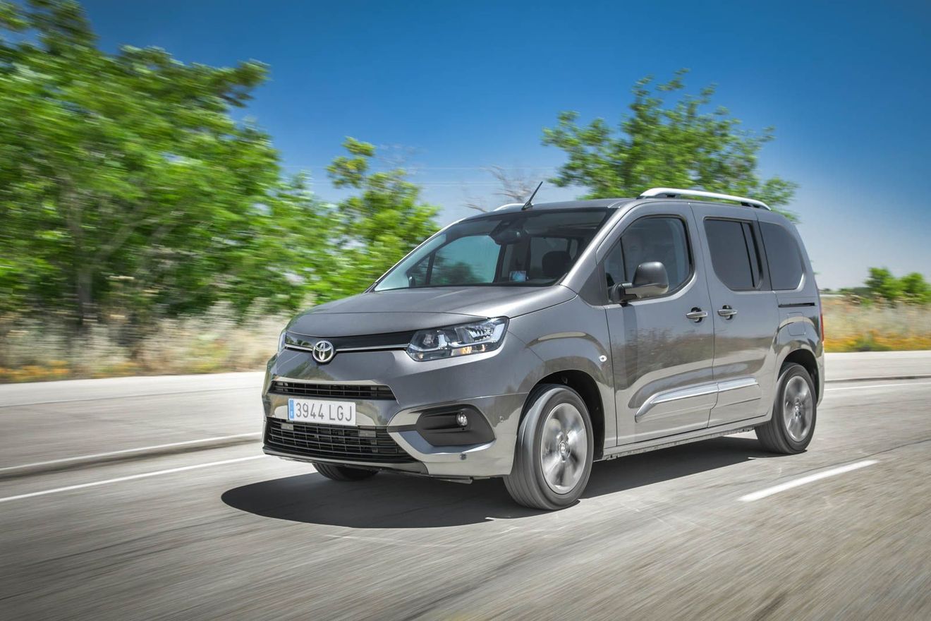 El Toyota Proace City con motor diésel 1.5D de 130 CV puede llevar un cambio manual de seis marchas o automático de ocho marchas