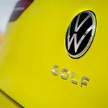 Volkswagen Golf 8 1.5 eTSI 150 CV DSG First Edition (Amarillo Lima) - Miniatura 16