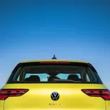 Volkswagen Golf 8 1.5 eTSI 150 CV DSG First Edition (Amarillo Lima) - Miniatura 25