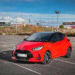 Toyota Yaris Style Premiere Edition (Rojo Coral bitono) - Miniatura 1