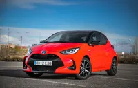 Foto 2 - Toyota Yaris Style Premiere Edition (Rojo Coral bitono)