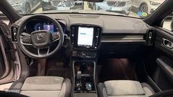 Volvo XC40 Plus, B3 Mild Hybrid, Gasolina, Dark - Miniatura 5