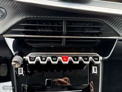 Peugeot 2008 PureTech 130 S&S Allure Pack 96 kW (130 CV) - Miniatura 30