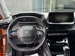 Peugeot 2008 PureTech 130 S&S Allure Pack 96 kW (130 CV) - Miniatura 8