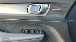 Volvo XC40 XC40 Plus, B3 Mild hybrid, Gasolina, Dark - Miniatura 28