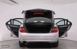 Mercedes Clase C C220 CDI AVANTGARDE AUTO 170CV 4P # NAVI,PARKTORNIC - Miniatura 9