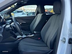 Peugeot 2008 Allure Hybrid eDCS6 100 kW (136 CV) - Miniatura 11