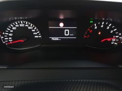 Peugeot 2008 BlueHDi 110 Allure 81 kW (110 CV) - Miniatura 16