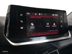 Peugeot 2008 BlueHDi 110 Allure 81 kW (110 CV) - Miniatura 18