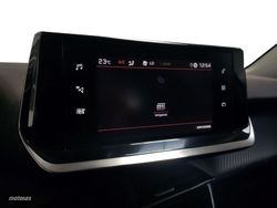 Peugeot 2008 BlueHDi 110 Allure 81 kW (110 CV) - Miniatura 19