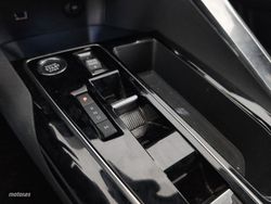 Peugeot 5008 Hybrid 1.2 Allure Pack eDCS6 100 kW (136 CV) - Miniatura 16