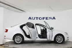 Skoda Octavia 1.6 TDI DSG AMBITION 105CV 5P # CAMARA TRASERA - Miniatura 10