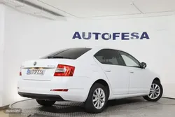 Skoda Octavia 1.6 TDI DSG AMBITION 105CV 5P # CAMARA TRASERA - Miniatura 7