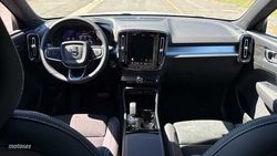 Volvo XC40 todoterreno 2.0 B3 MHEV ULTRA DARK DCT 5P - Miniatura 6